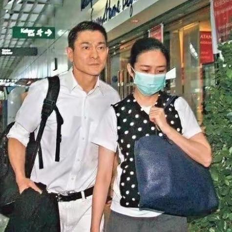 天呐！64岁的刘德华居然大大方方公开和老婆朱丽倩的照片了！这消息一爆出，瞬间炸翻