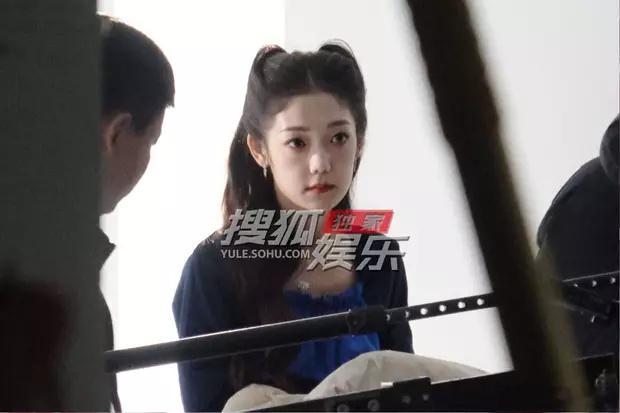 希林娜依高深夜收工路透嘤嘤嘤嘤嘤嘤我们可可爱爱努力小女孩工作辛苦了[抱抱][抱抱