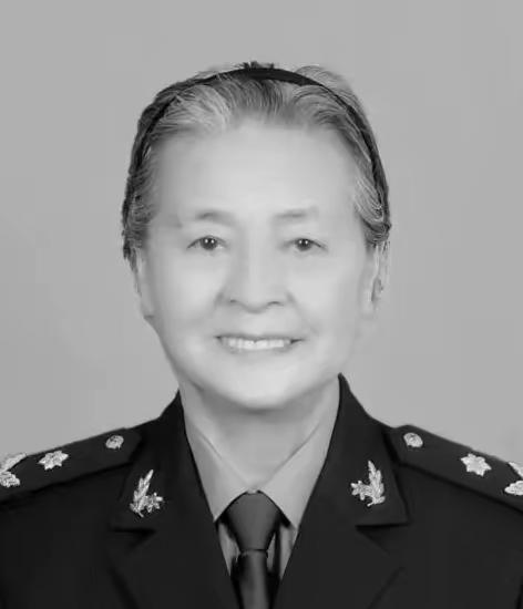 汶川地震发生后，成都军区某军长，猛地从凳子上站了起来，说道，简直是胡闹，她都八十