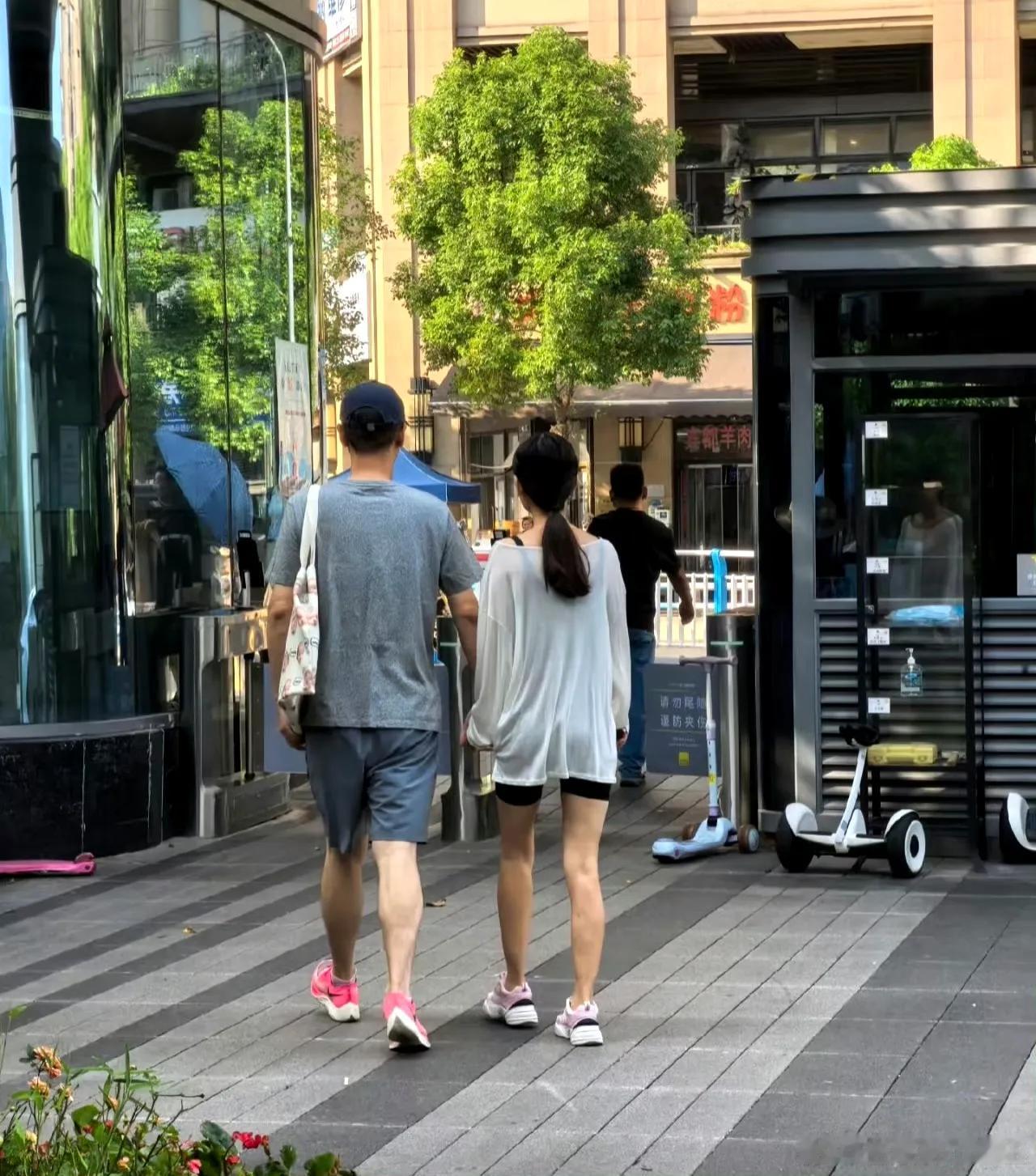 街头偶遇藏不住的甜蜜！任重与孙骁骁被拍到现身重庆小区，二人一身休闲穿搭，十指紧扣