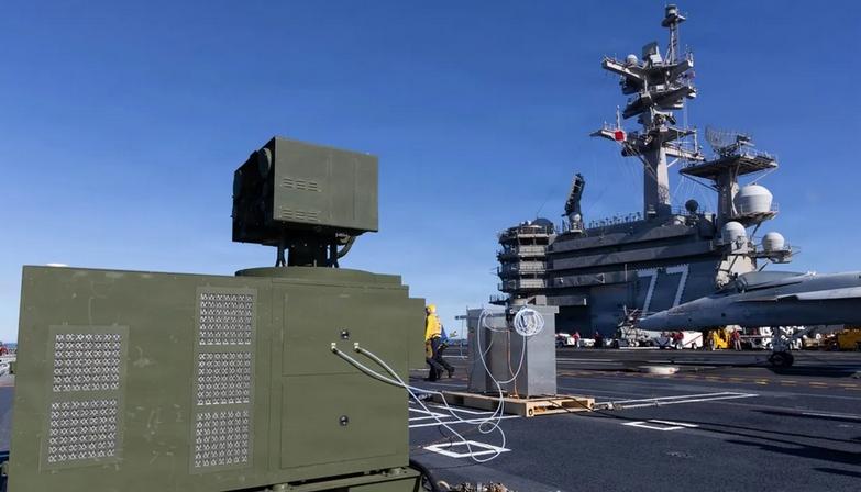 美国海军首次在航空母舰上进行了激光武器测试，试图找到保护这种海面庞然大物免受无人
