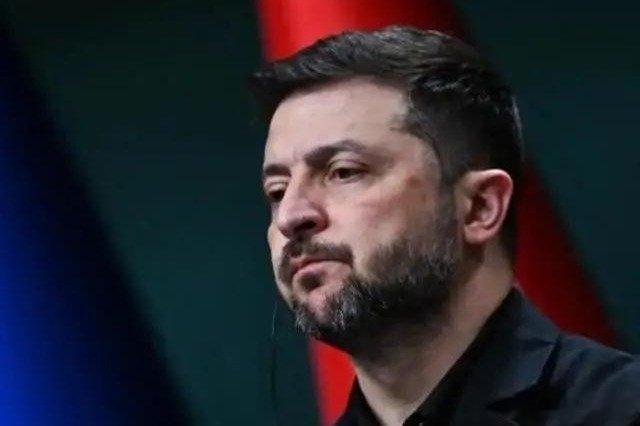 凤凰新闻【泽连斯基天要塌了，下狠手弃车保帅，但三面困局仍然难解】泽连斯基面临的局