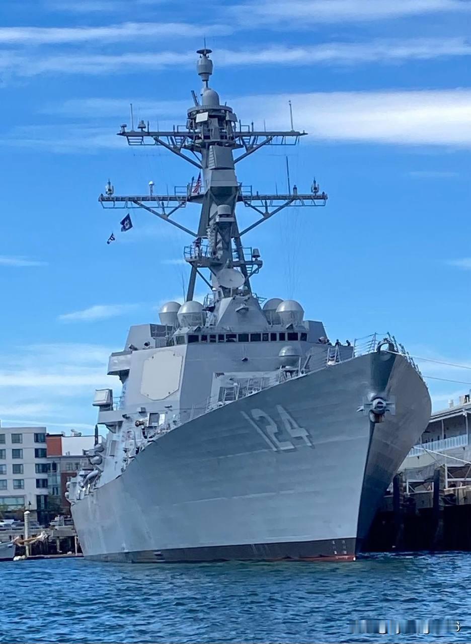 🇺🇸2025年11月17日，阿利·伯克级导弹驱逐舰“哈维·C·巴纳姆”号（D