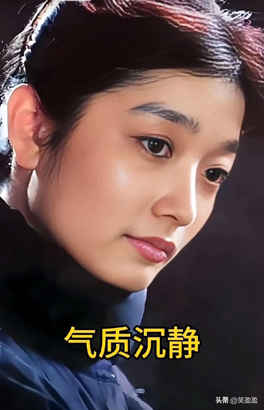这是一张80年代的经典写真，
照片中的她眉眼清澈，细致沉静，曾凭借《巴山夜雨》《