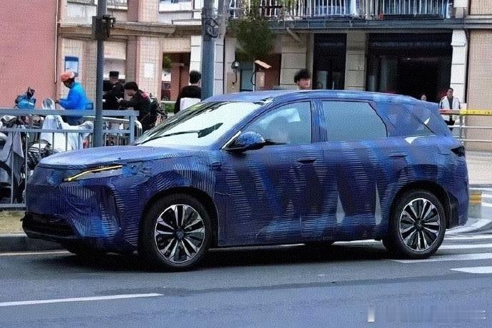 疑似比亚迪新的元系列谍照曝光，用的是新内饰风格，很简约！预计命名元MAX比亚迪新