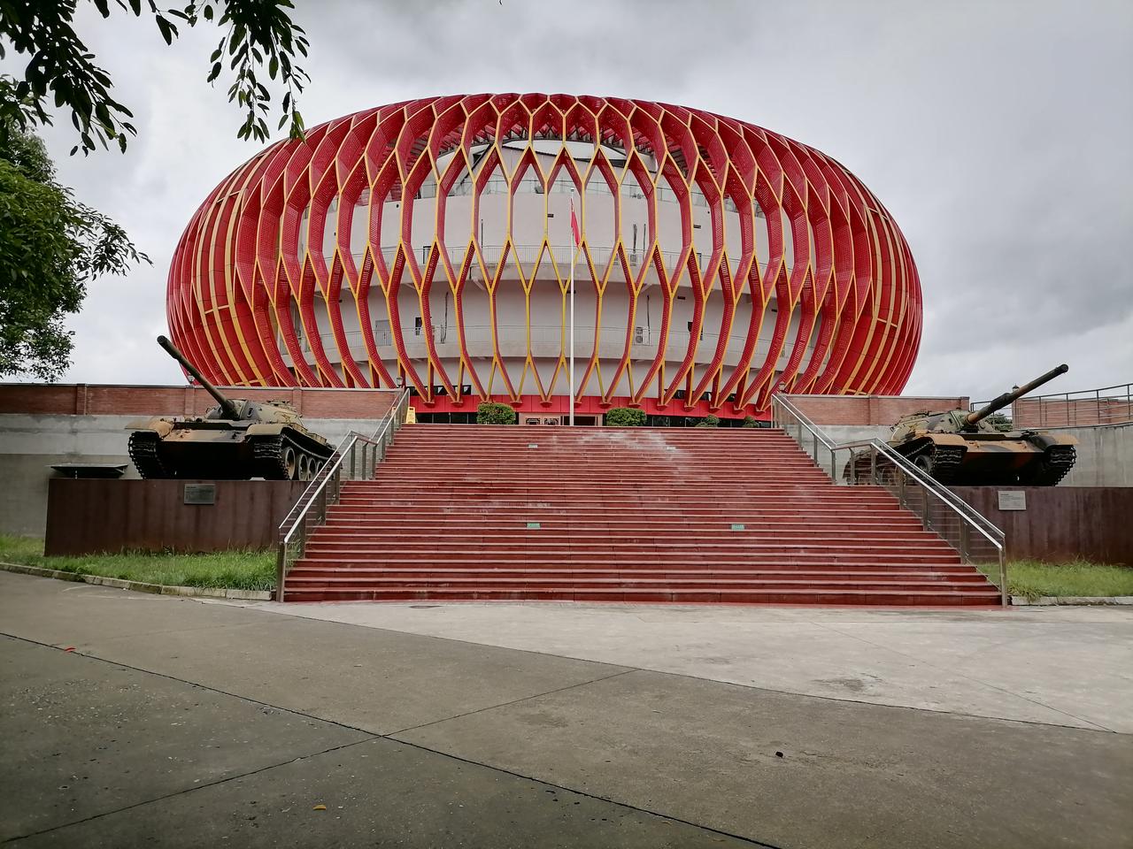成都安仁建川博物馆聚落是开放式公园，进入逛不需要买门票，只是需要进馆参观才需要买
