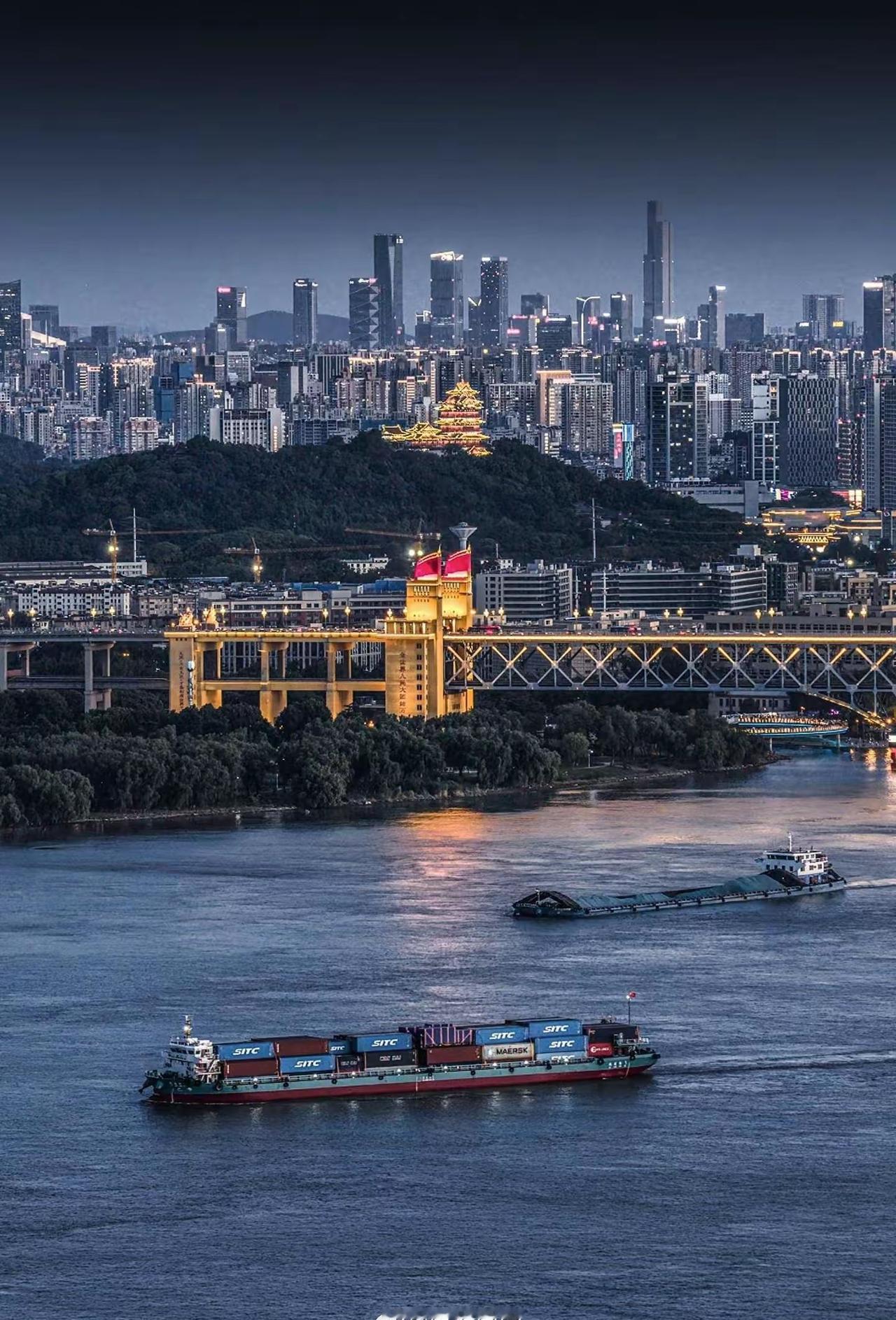 这个角度的南京，有人发现吗？[笑哭] ​​​