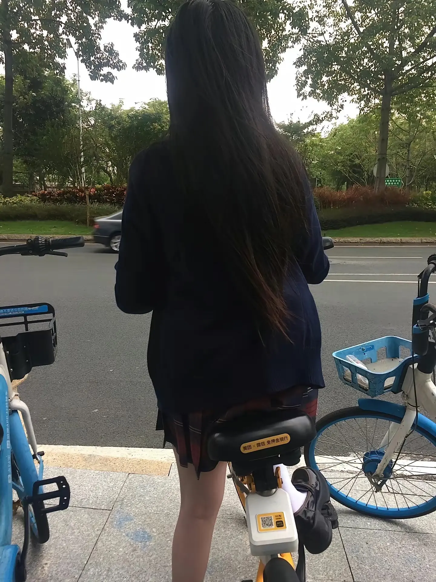 谁都这样经过  是你一直陪我