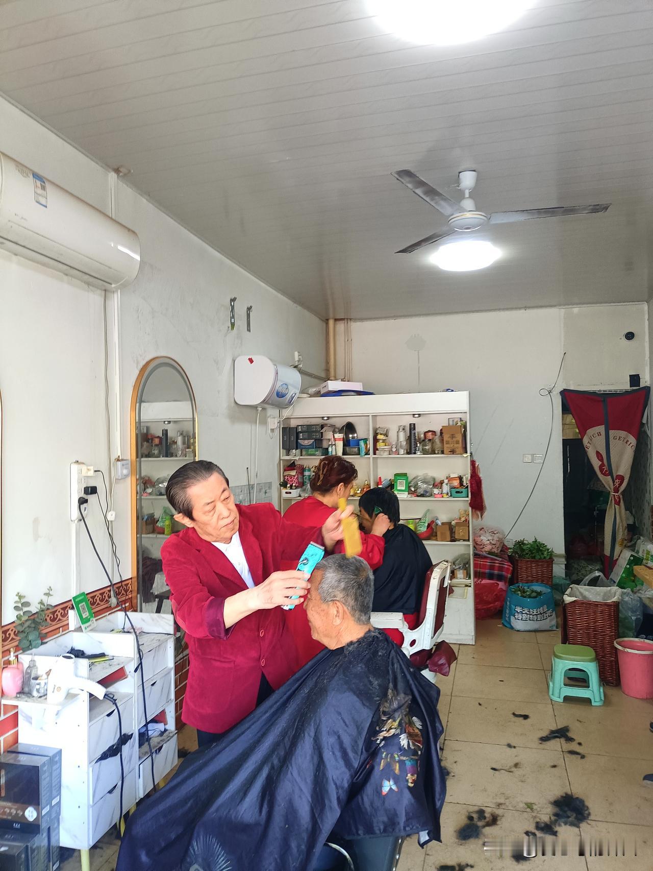 上午去本贵理发店理发，一进门非常意外地发现本贵重出江湖，正在给顾客理发。
之所以