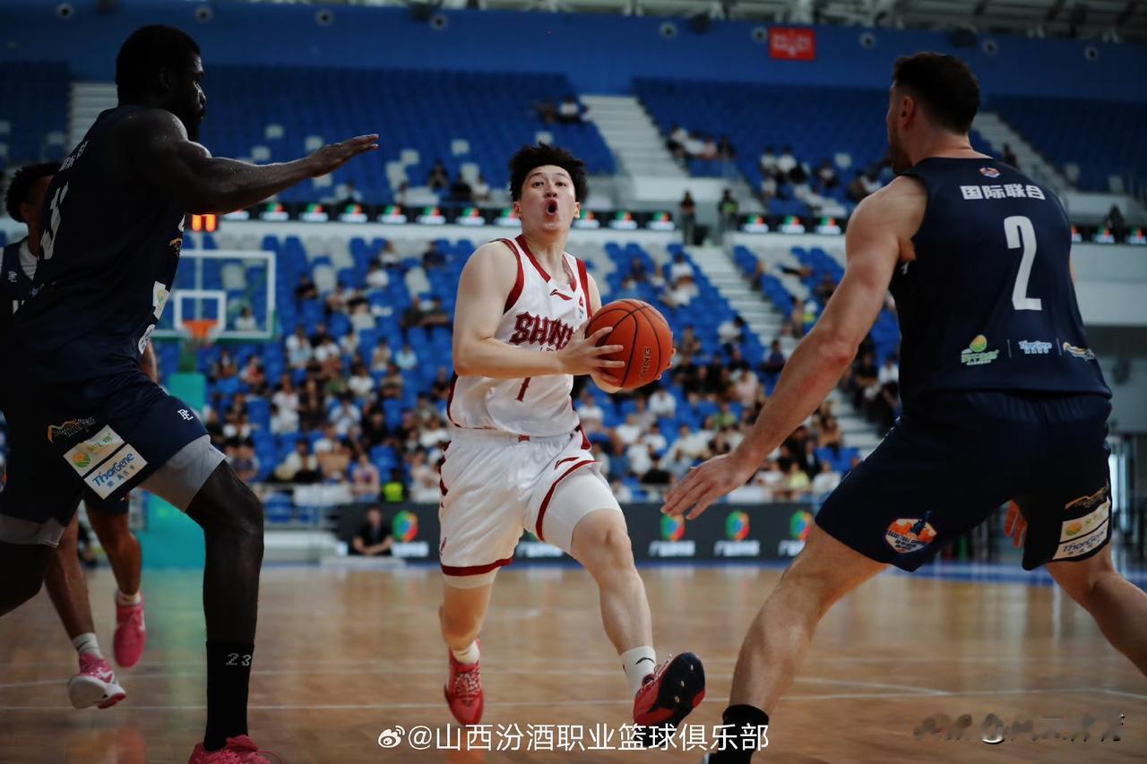 山西男篮在今天下午的“哈尔滨夏季篮球嘉年华”上以95：66大胜国际职业联队。刚刚