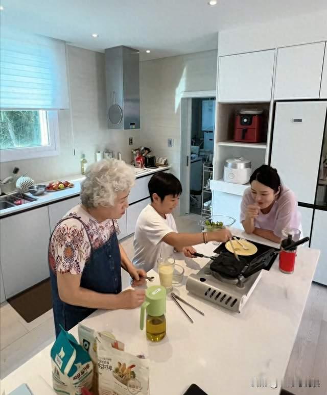 蔡琳否认因语言不通离婚，学中文喜欢中国，称一个人开车去生孩子