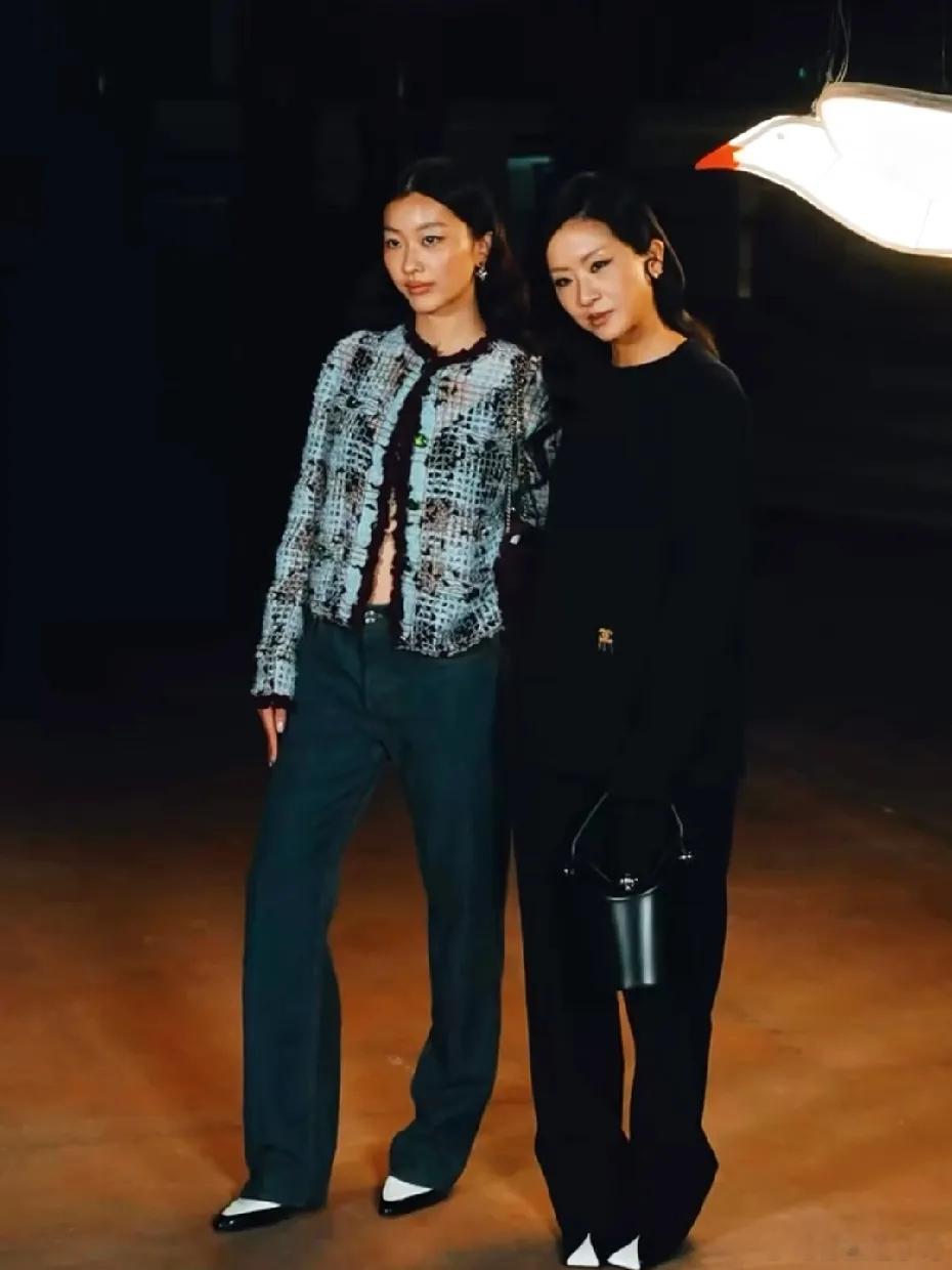 陈奕迅太太徐濠萦带着女儿陈康堤现身巴黎香奈儿大秀！陈康堤长相完全复刻妈妈，和徐濠