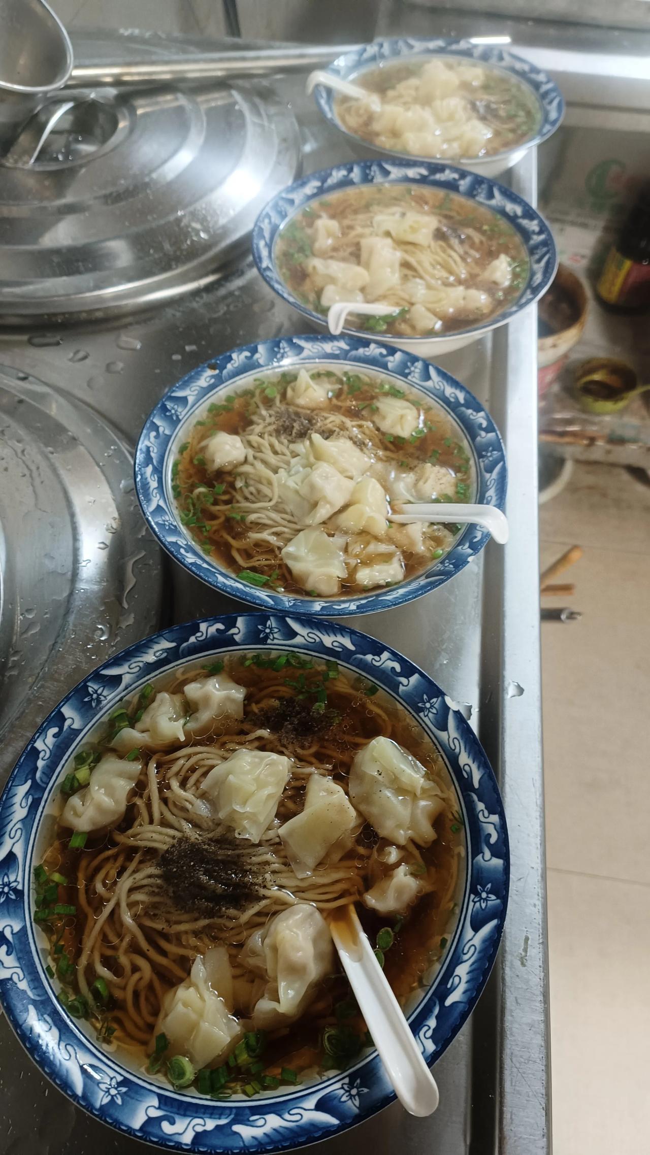 天天过的浑浑噩噩的，就是太安逸了。清晰的记得6年前借债32万，贷款62万，买下这