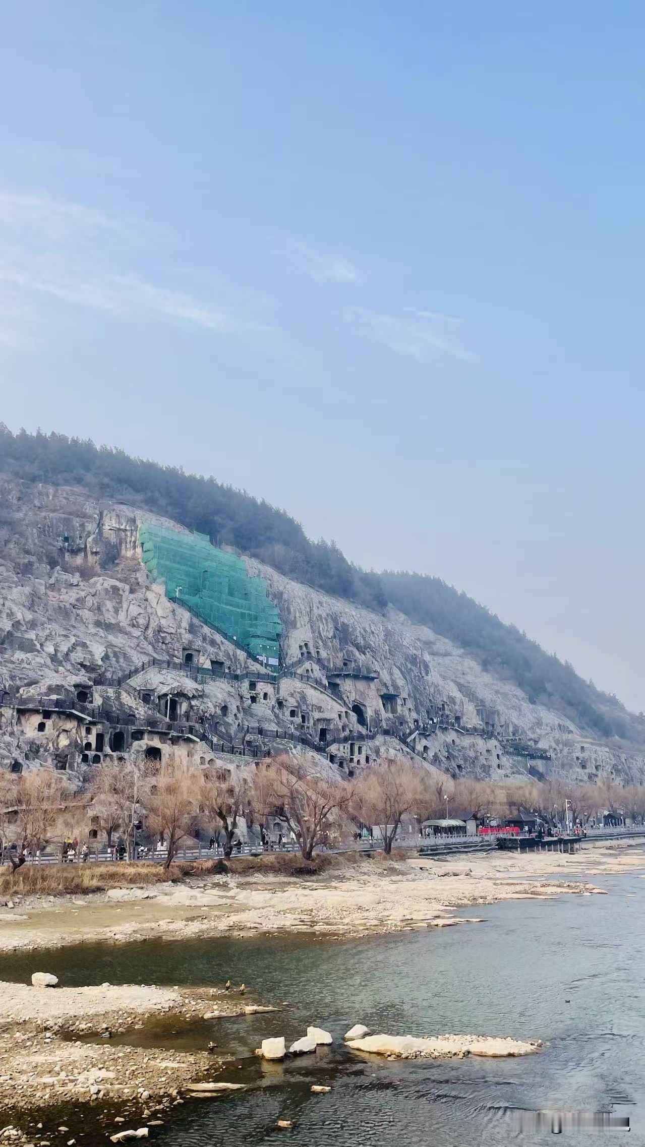 冬天旅游，有截然不同的两种选择。
想感受寒冷与壮美，阿拉善是个好地方。这里筹备了