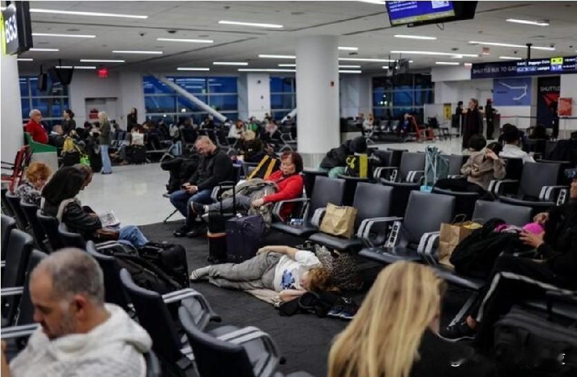 美国航空公司因冬季风暴警告取消1000多个航班。
12月26日(路透社)-根据航