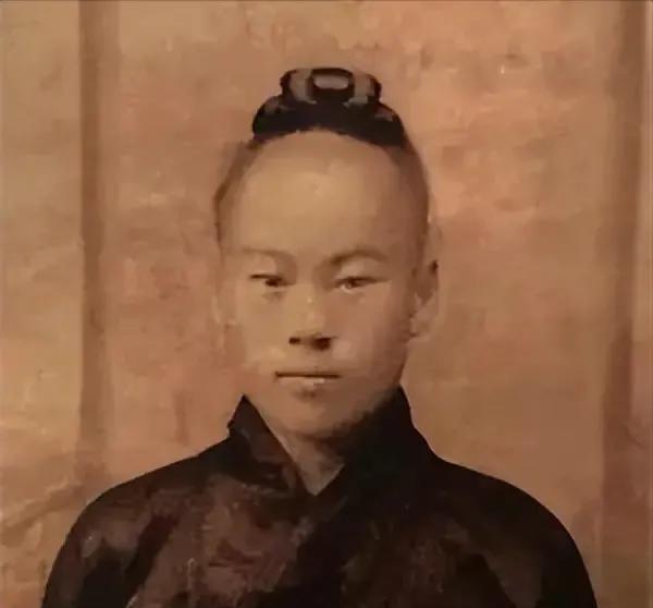 1938年，道士毕云路过日军哨卡时，因为没有向日军鞠躬，被打得半死。毕云大怒，伤