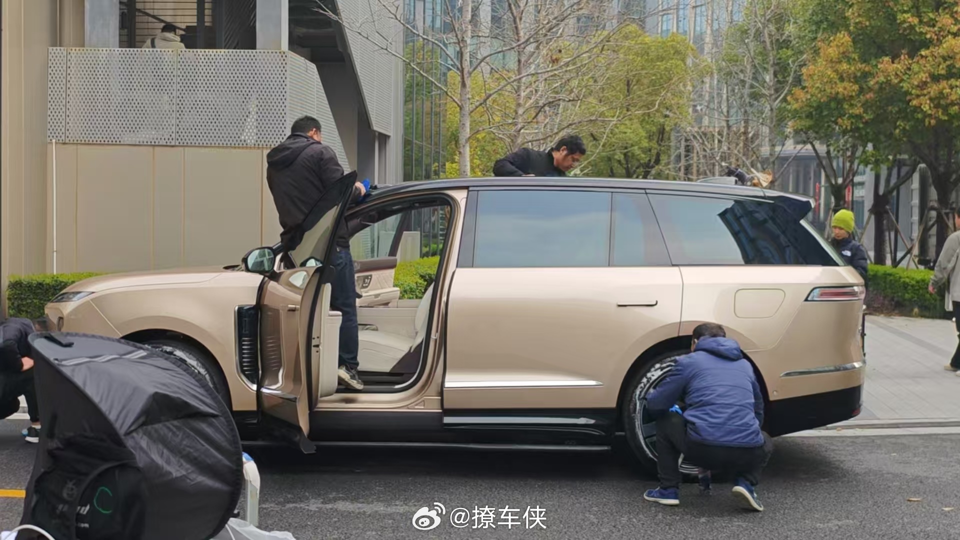 蔚来ES9这车看着真的大，蹲着的人和轮子直径差不多了 这次用上了集成式主动悬架等