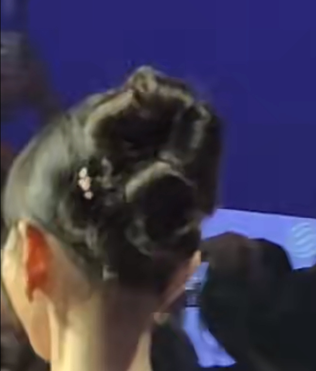 米那个放大细看，头顶还是有点细密编织的精致在，见过最丑的顶塔发型还属： 