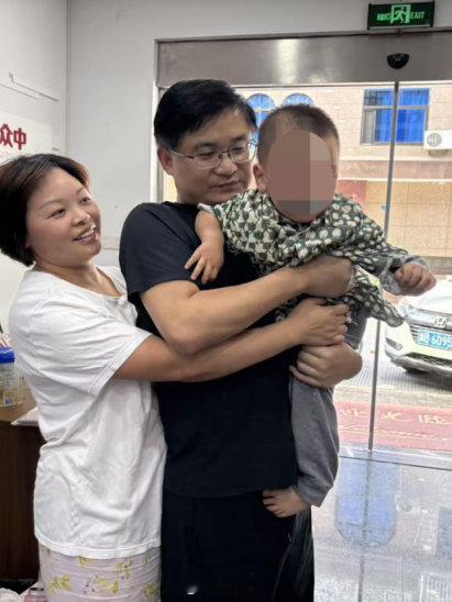 宁波基层网格员用心守护百姓日常安宁 宁波依托“141”基层治理体系，以网格化服务