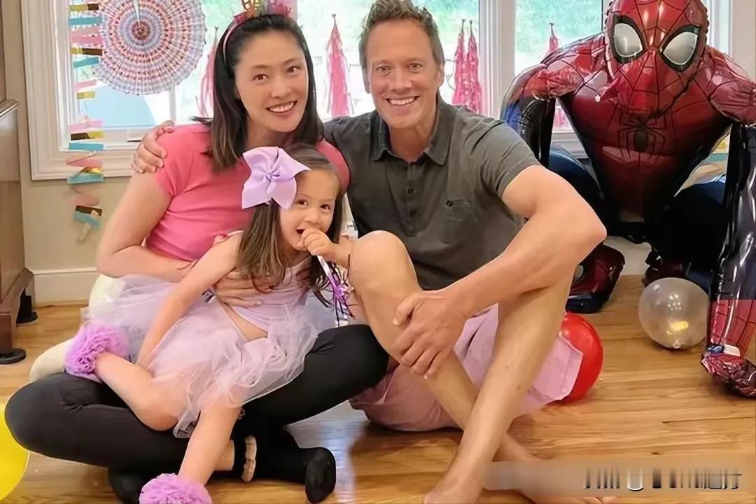 前中国女排运动员马蕴雯在一次机缘巧合下认识了比她大17岁的美国体能教练雷特，见面