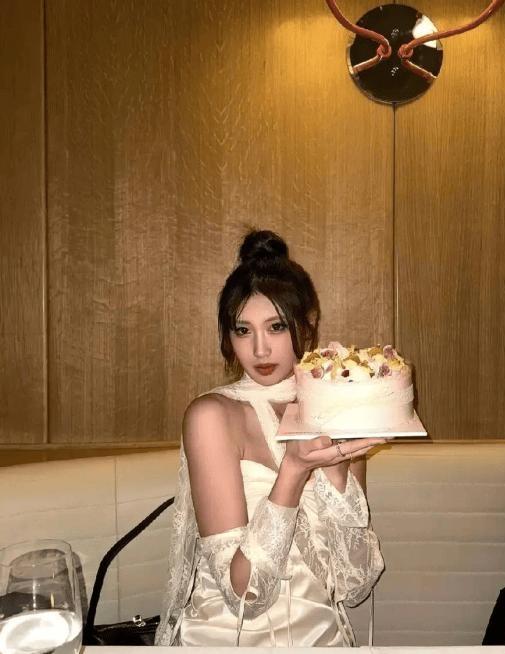 冯导和养女徐朵的事上了热搜，好奇查了下才发现，
这姑娘在冯家是真的受宠！
十九岁