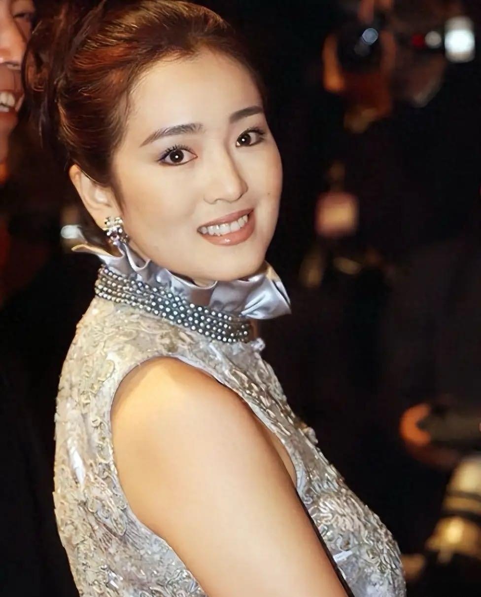 事实证明！陪马克龙回国的巩俐，可能已经走上了另一条大道谁能想到，离开张艺谋的巩俐