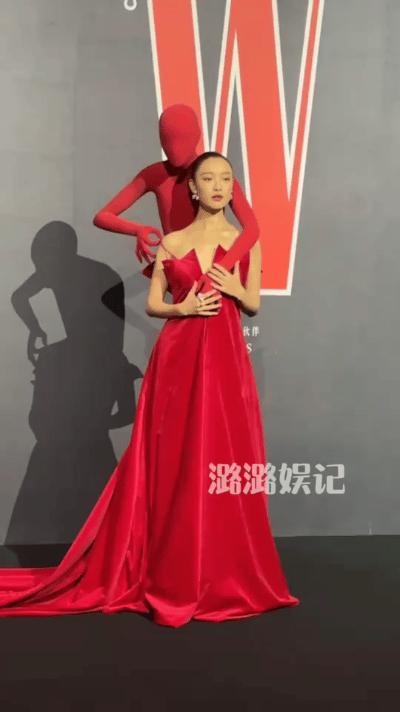 在2025年W年度的光影盛典红毯之上，倪妮可谓惊艳全场。她身着Robert Wu