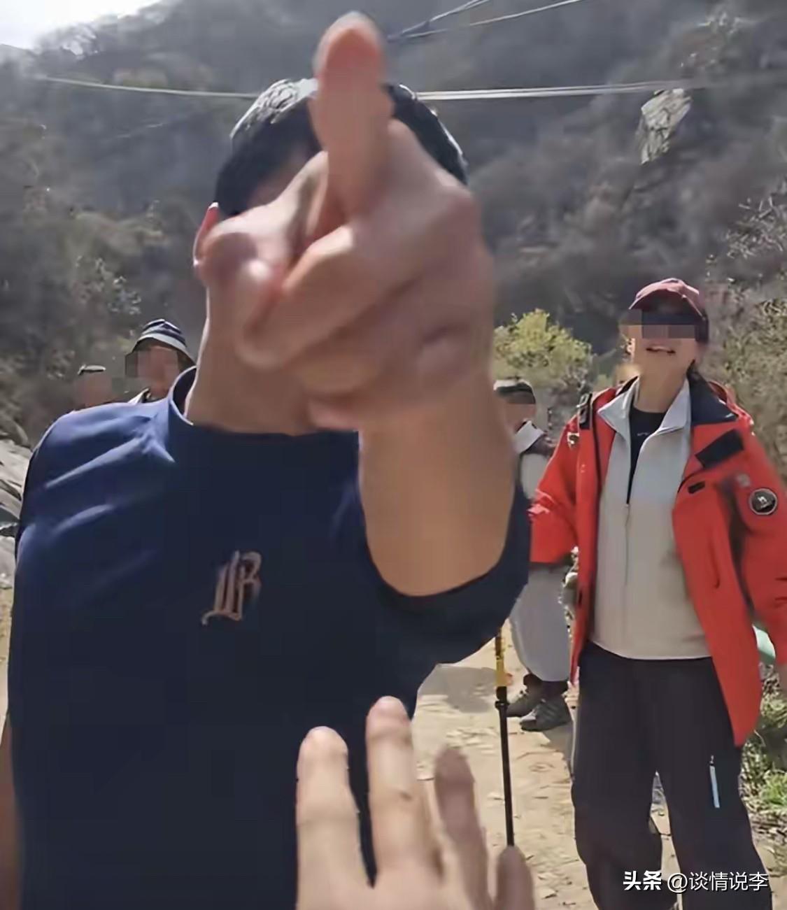 秦岭子午峪“垃圾”事件，令人非常无语。几名爬山者一路走一路随意扔垃圾，志愿者制止