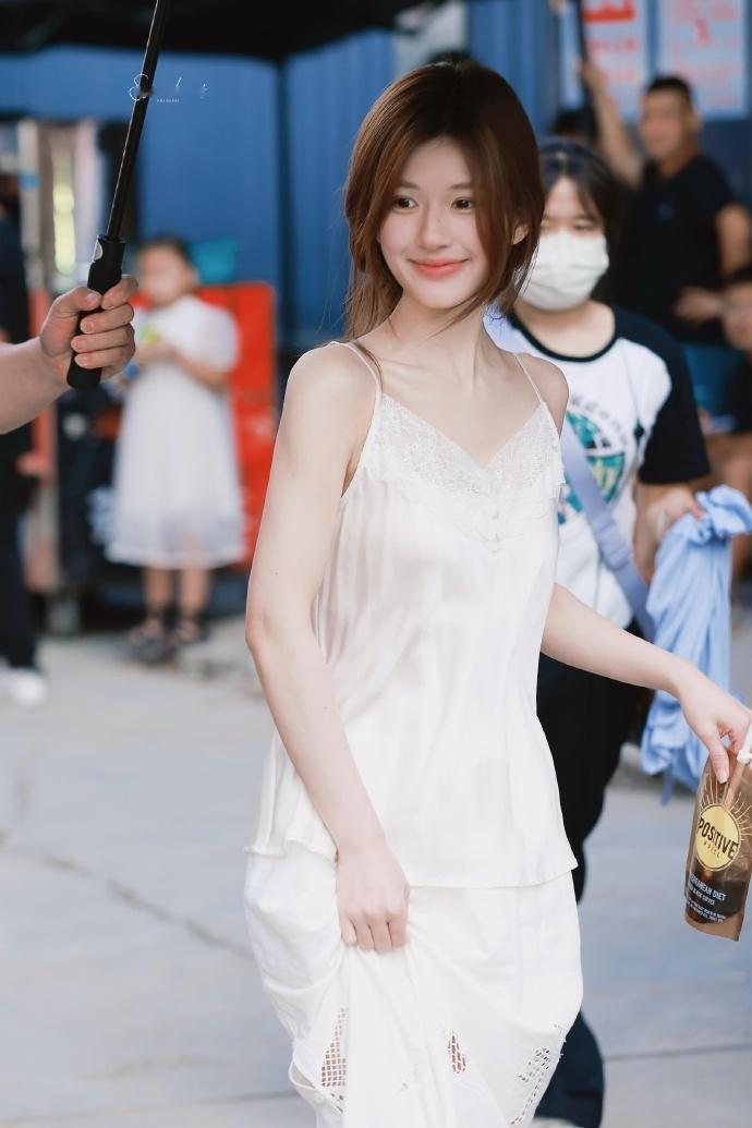 赵露思最新秋日上班穿搭，清新且甜美 ​​​