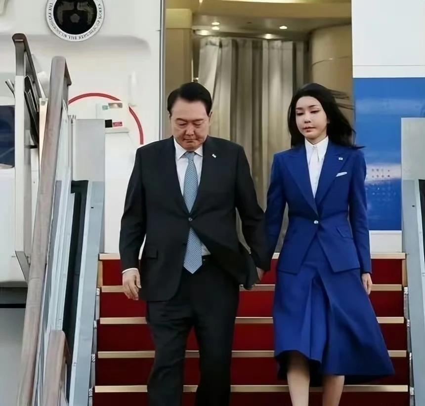 金建希回国了，
疲惫之后的脸越发奇怪，
像是戴了面具和假发，
但是她丈夫看起来对