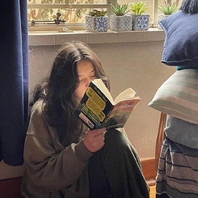 桃花运比较旺，让人念念不忘的女生，都有这些特点：

1、会把男人当作一个伙伴，去