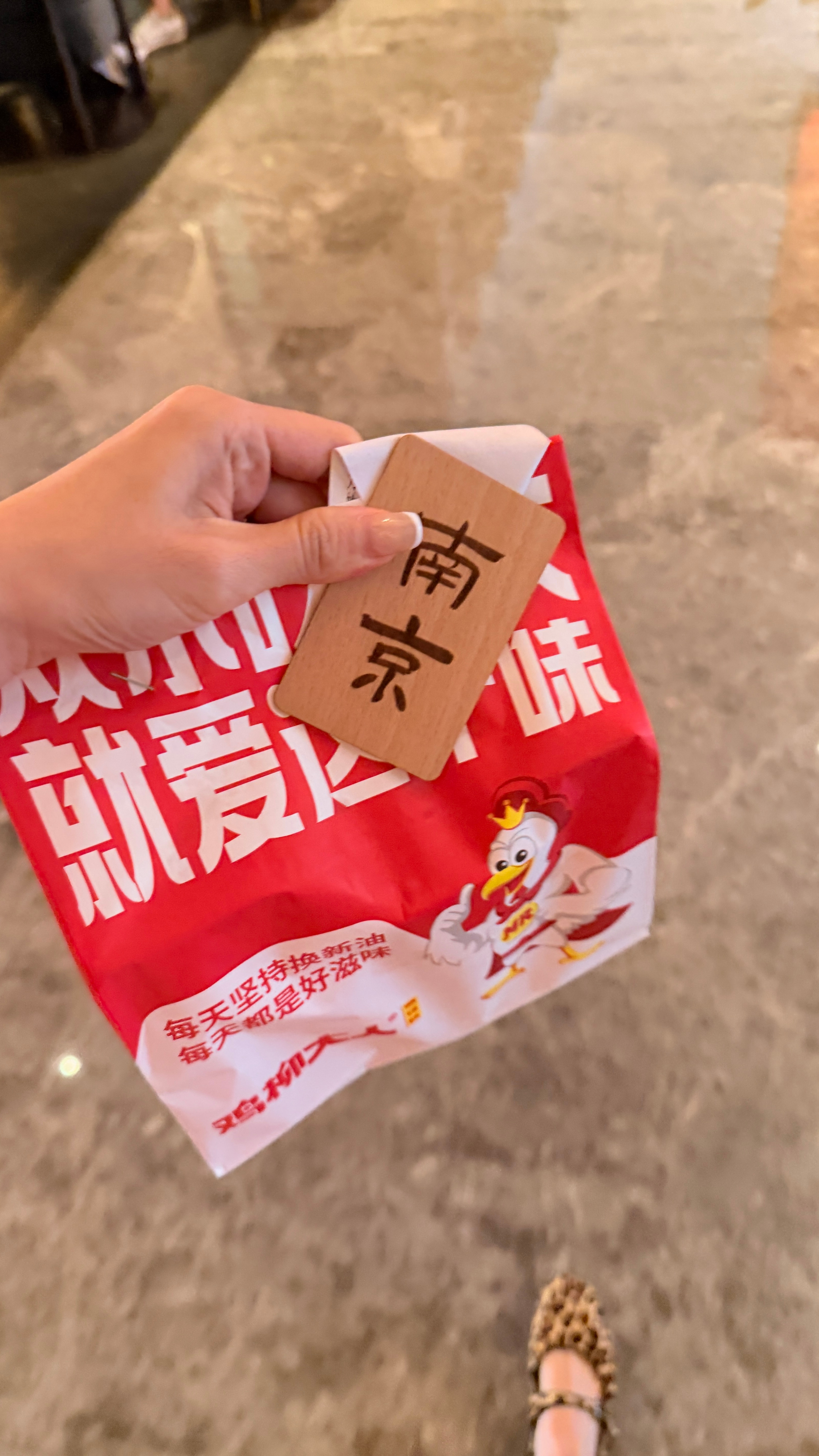 老🐷昨晚跟我吵架。  他总是觉得我在自媒体上花费太多时间，应该把精力都花在学英