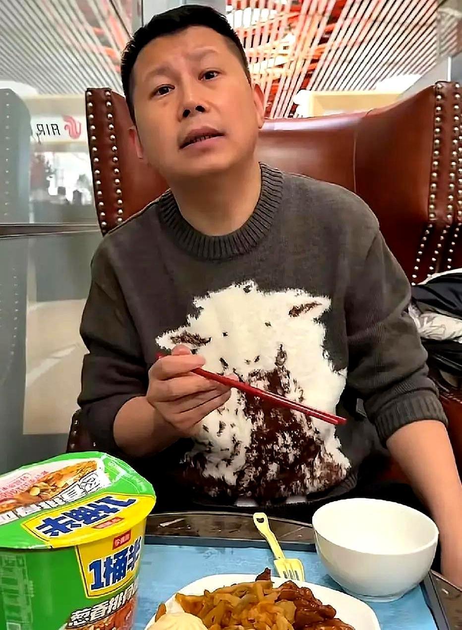 何云伟突然开麦，点名曹云金：当年我没跟他走，是为了顾全大局。
 
弹幕瞬间炸了。