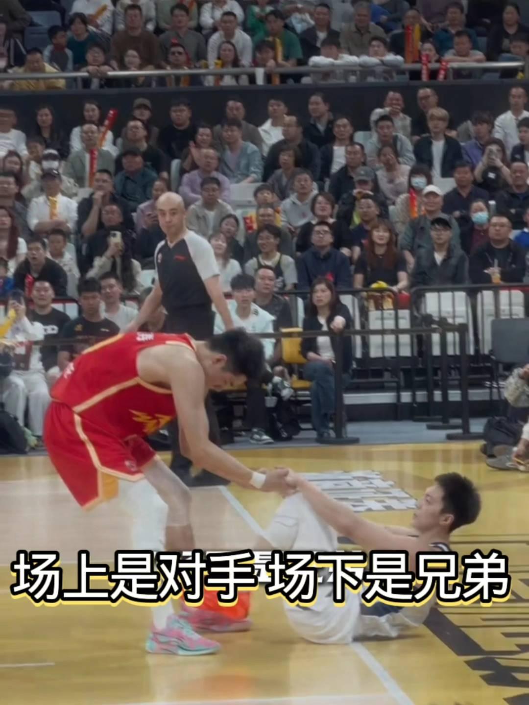 场上是对手，场下是兄弟。可惜被朱俊龙犯视了。这防守是真防。场下是兄弟，篮球的事交