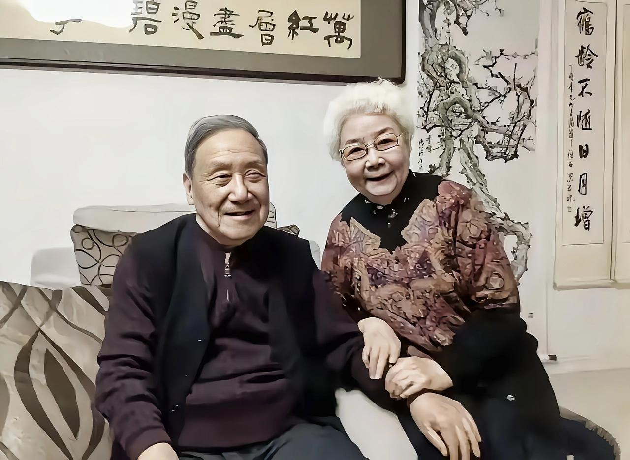一对老艺术家，九十八岁的田华老师，看望一百零二岁的贺敬之先生
前两天有张照片在网
