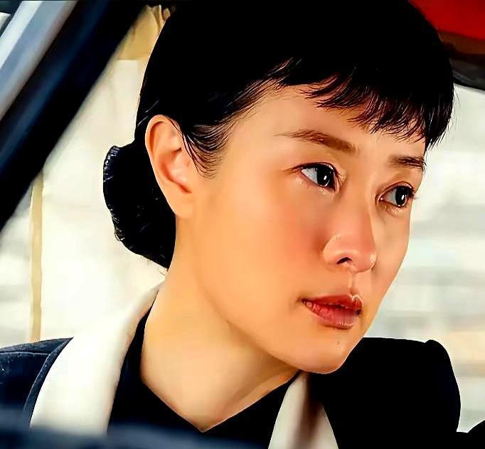 她在国内被无视，扭头却在北美封了神。
 
你辛辛苦苦演的戏，颁奖礼上连个正眼都捞