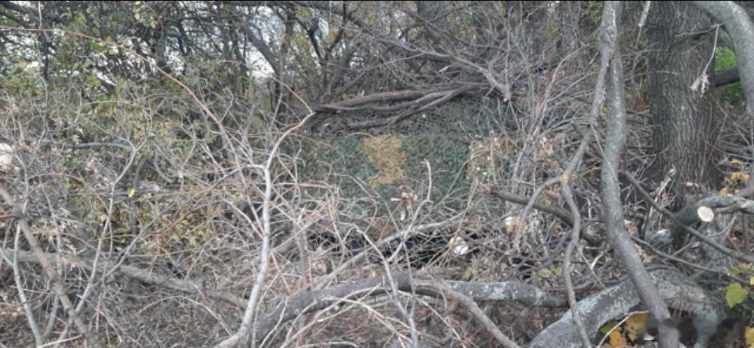 特别军事行动区某处，俄罗斯军队阵地上隐蔽存放的朝鲜75型107毫米拖曳式多管火箭