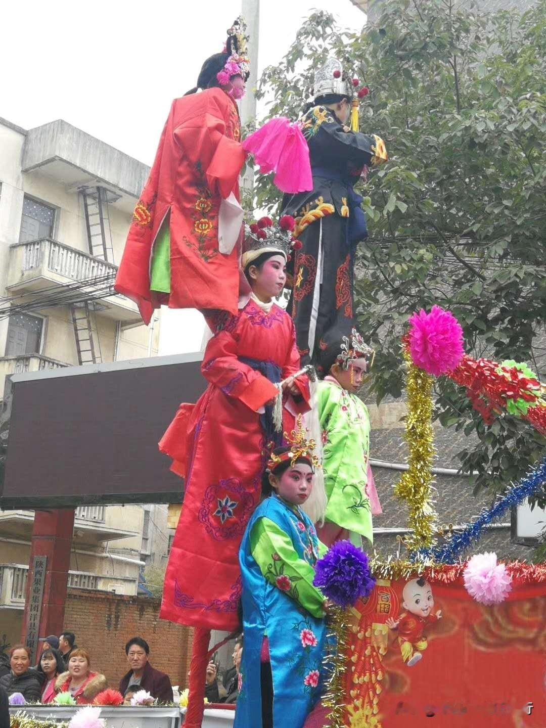 采莲船
• 表演形式：采莲船是一种传统民间舞蹈，通常在春节和元宵节期间表演。表演