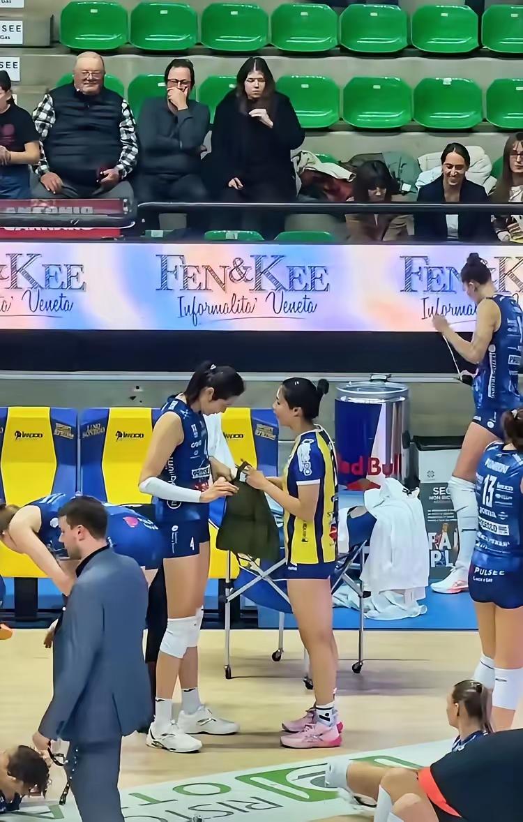 小老虎庄宇珊情商高，圣诞礼物带到赛场上。12月24日早上，圣乔瓦尼女排与科内利亚