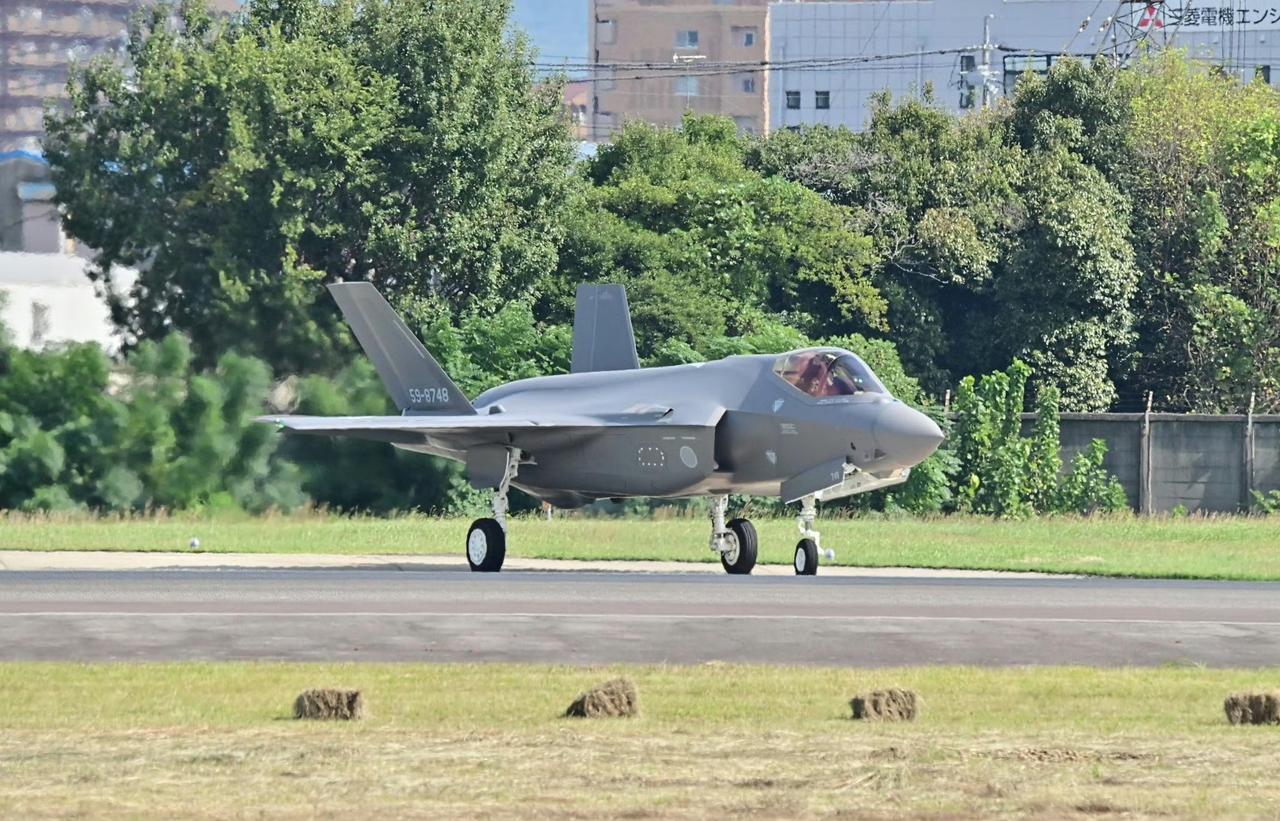 10月27日，日本第48架F-35A在名古屋机场首飞 ​​​