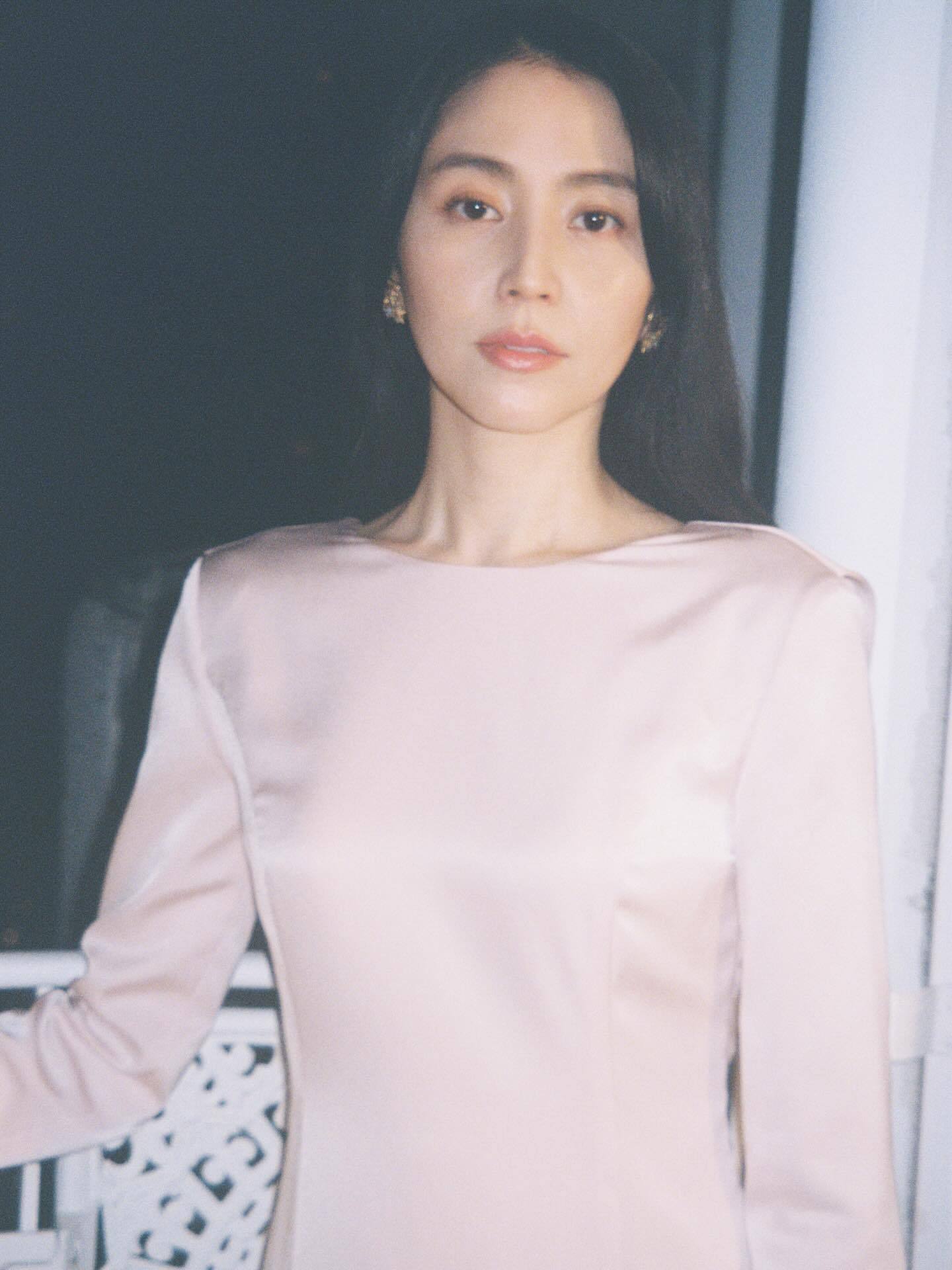 长泽雅美更新一组美照，是前阵子出席日本电影学院奖的造型。 