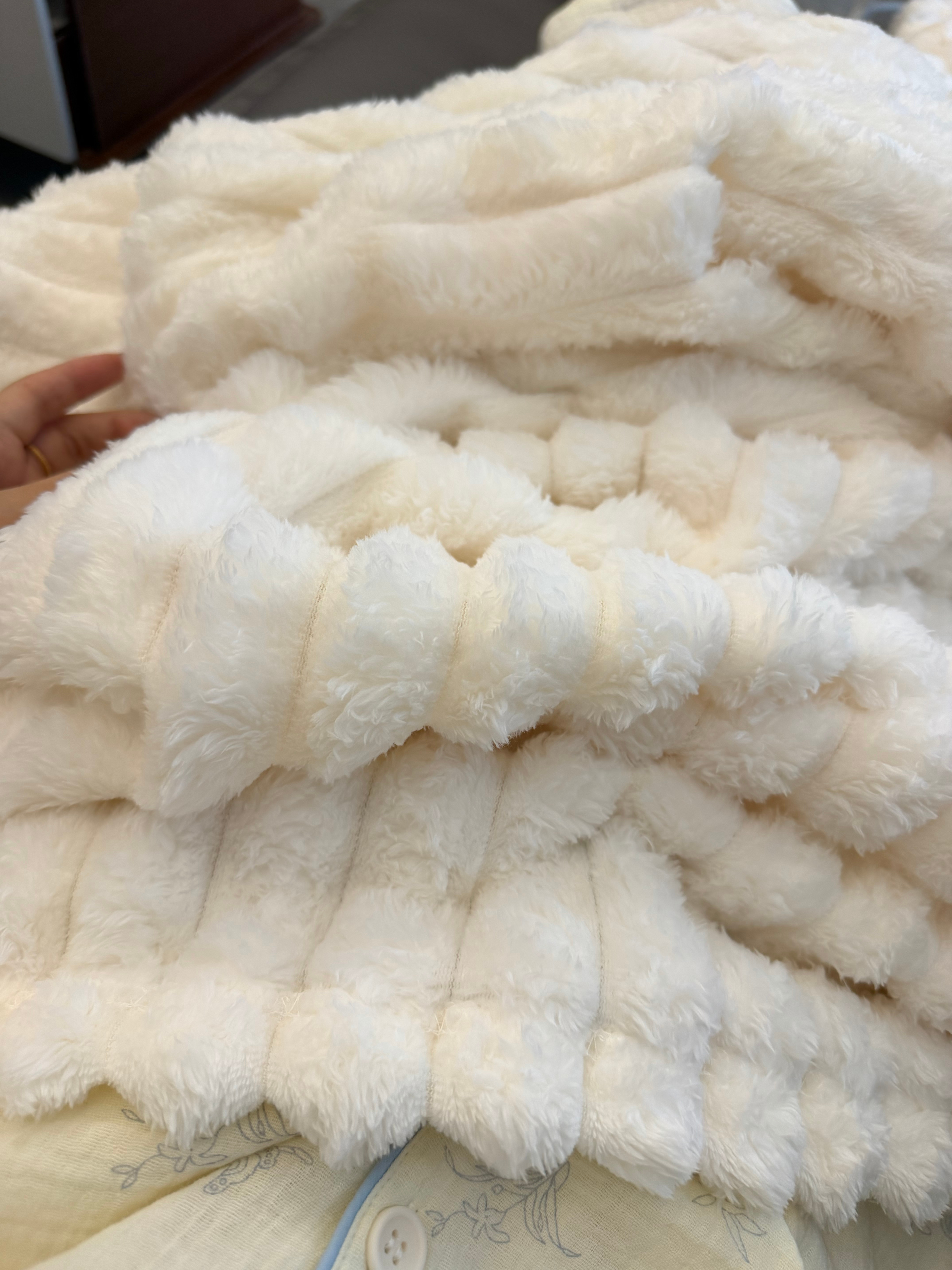 9.9的牛奶绒毯子好舒服！很值得购买 哈哈哈放在沙发上或者当做午睡毯也不错[憧憬