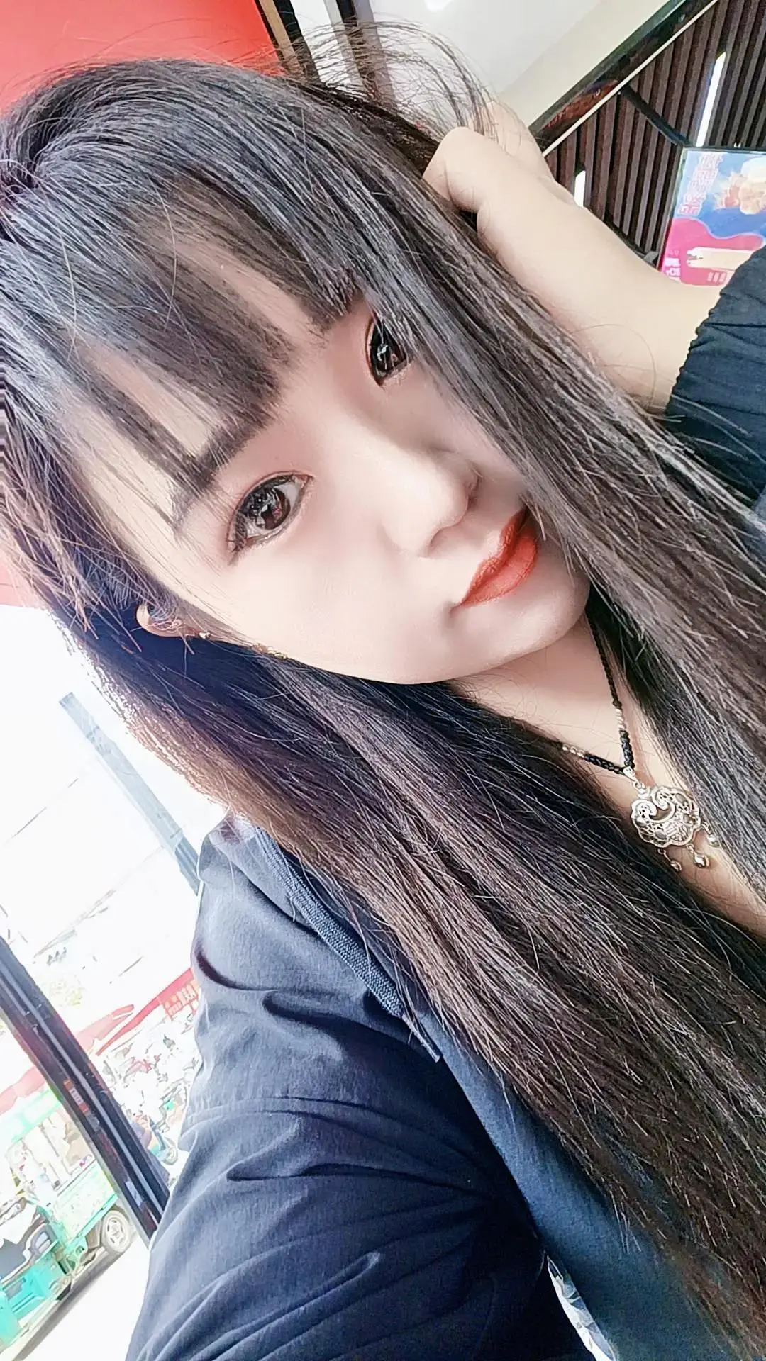 你到底图他什么，给不了你时间，给不了你陪伴，也给不了你物质，就连跟你见...