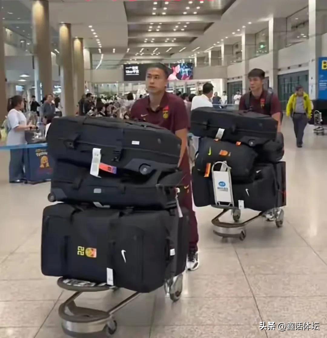 国足出征东亚杯，成绩如何另说，这行李的阵仗可不小