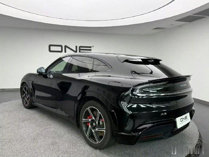 穿上ONE的PET亮黑膜，瞬间变身时尚焦点！独特质感，让你在人群中脱颖而出，成为