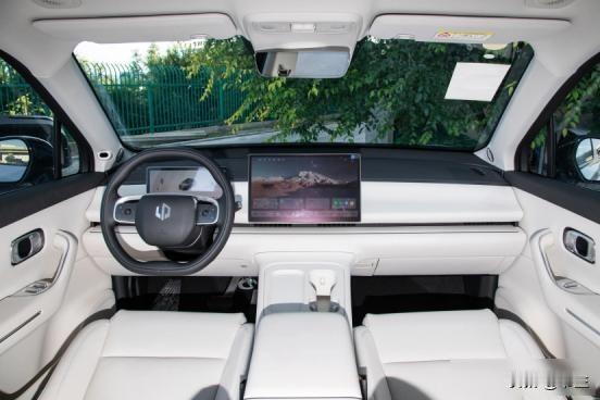 绿牌车越来越多，二胎家庭选车难，零跑C16悄悄改了游戏规则

现在路上跑着很多绿