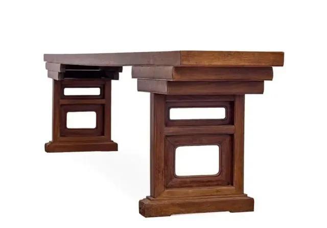 1992年，一老者路过福建一尼姑庵，突然发现一张脏污供桌，竟是黄花梨木制作而成！