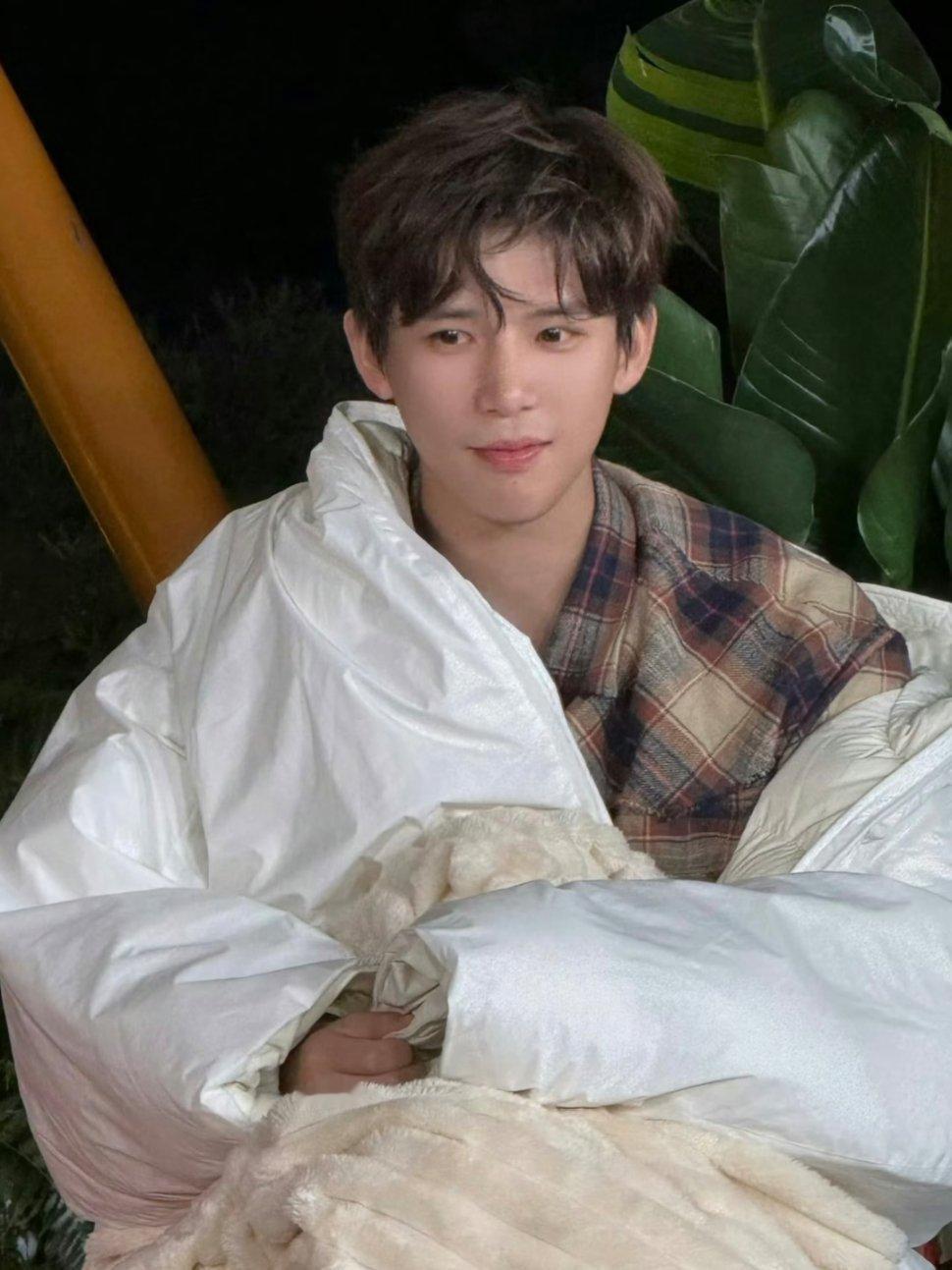 王安宇穿连体裤录节目，别说沈腾贾冰好奇了，我也好奇这怎么上厕所哈哈哈 