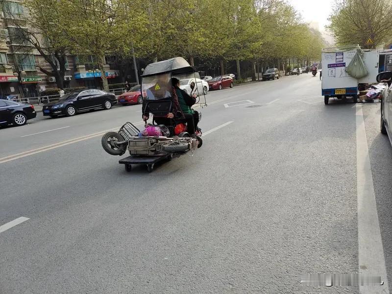 路上老人摔倒为什么现在没人敢扶?这和现在的人心善与丑有直接关系，一方面被扶者良心