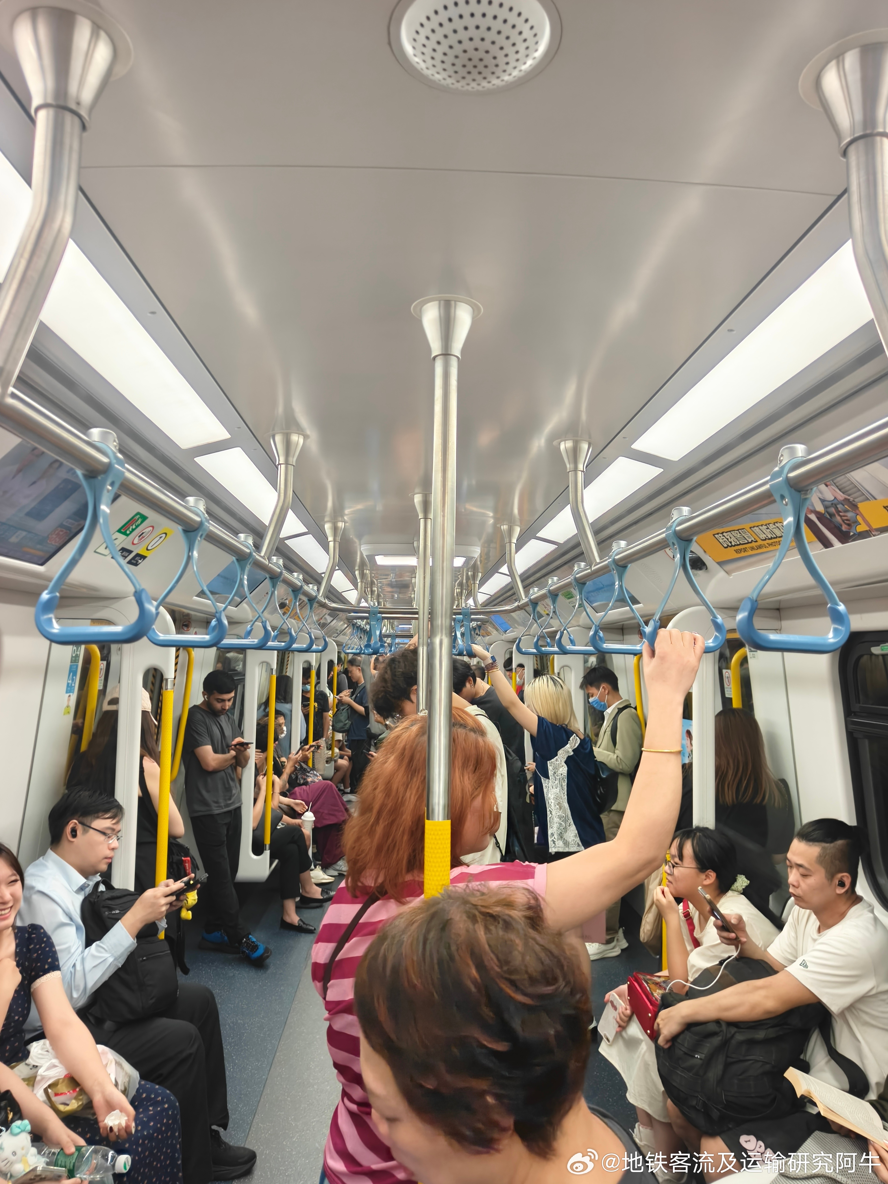 港铁  网友：2026年7月23日，周四，港铁屯马线、东铁线客流画面。图①，20